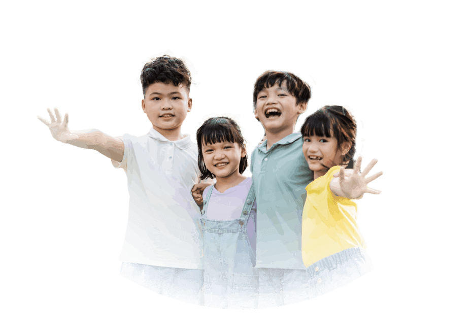 Empat anak berdiri bersama sambil tersenyum dan melambaikan tangan ke arah kamera.