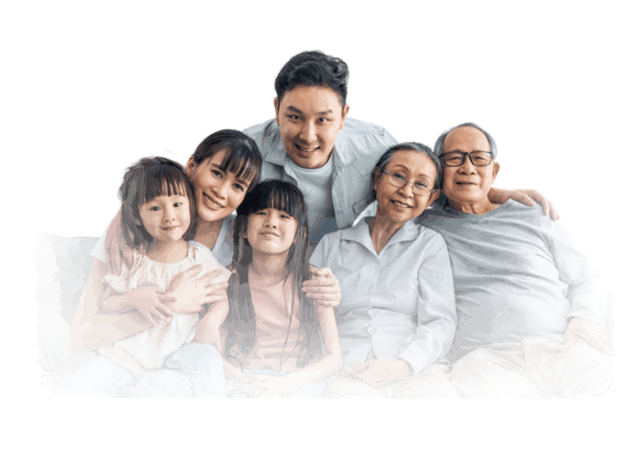 Keluarga tiga generasi duduk bersama di sofa ruang tamu, terdiri dari kakek, nenek, pasangan orang tua, dan dua anak perempuan yang tersenyum bahagia.
