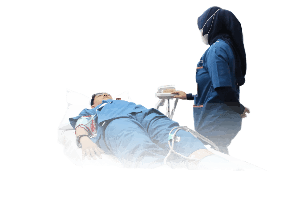 Tenaga medis Heartology melakukan pemeriksaan Ankle Brachial Index (ABI) untuk mengevaluasi kesehatan pembuluh darah pada pasien.